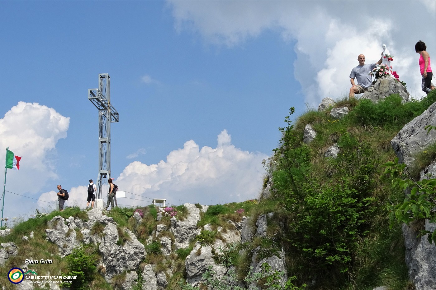 48 Dalla piccola croce lignea a ricordo...vista sulla Madonnina e la grande Croce.JPG